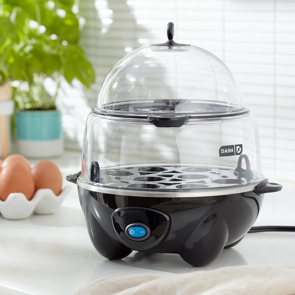 Electric egg cooker with poaching tray, black